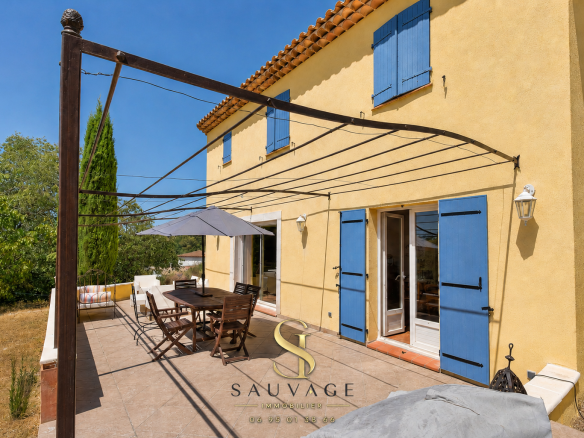 Family-run country house with swimming pool in Draguignan, overlooking the terrace and garden.
