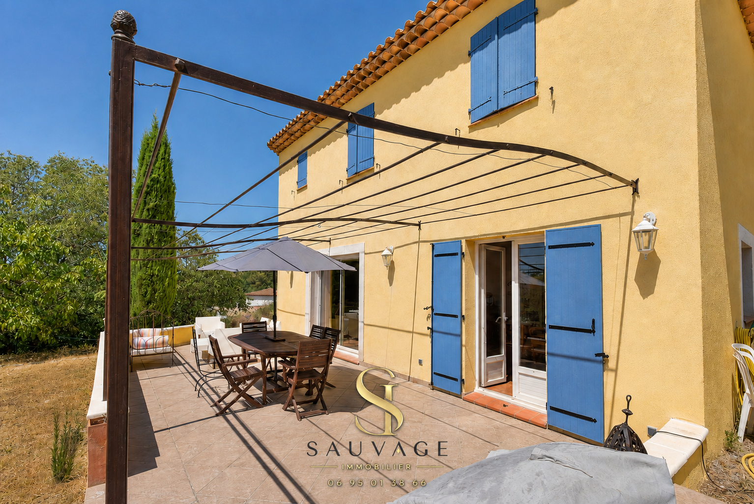 Family-run country house with swimming pool in Draguignan, overlooking the terrace and garden.