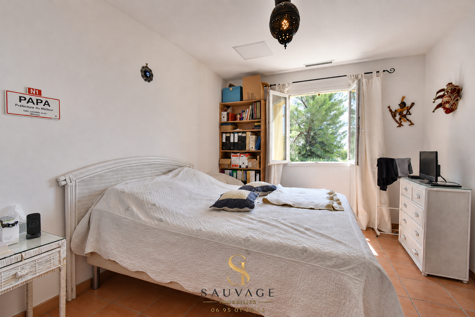 Room in a family country house in Draguignan, with bed, library and window overlooking the outside.