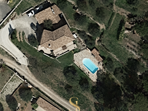 Aerial view of a family bastide with swimming pool in Draguignan, 2500 m2 plot.