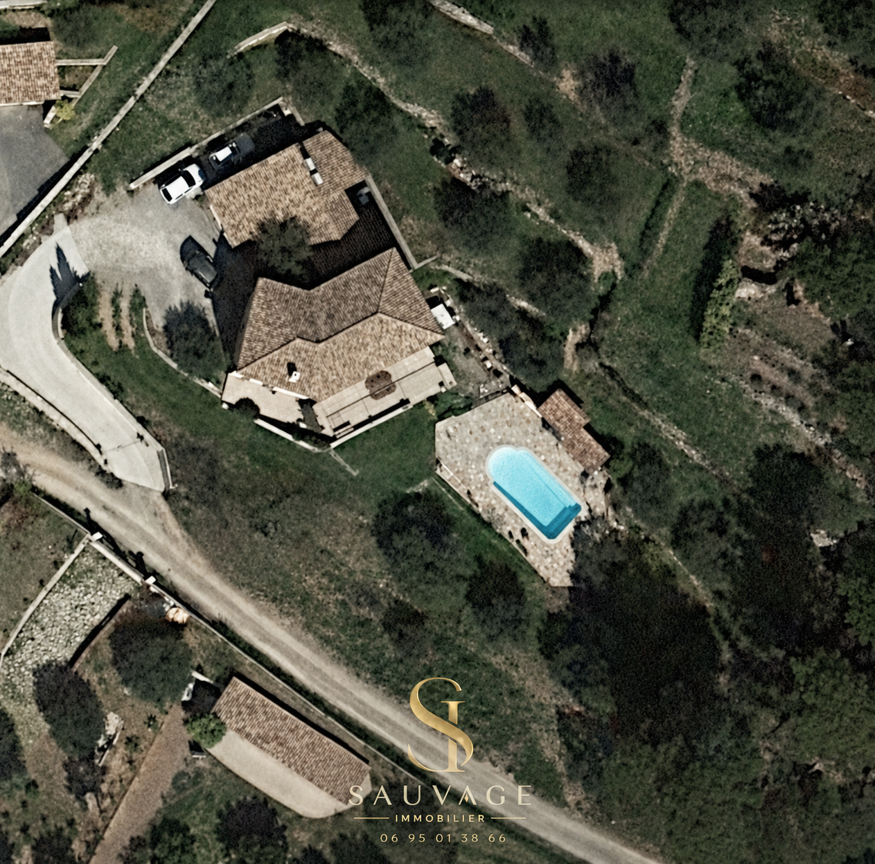 Aerial view of a family bastide with swimming pool in Draguignan, 2500 m2 plot.