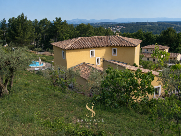 Family-run country house with swimming pool located in Draguignan, overlooking the garden and surrounding hills.