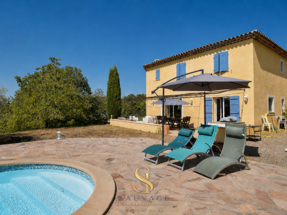 Family-run country house with swimming pool and sun loungers in Draguignan, La Vaugine district.