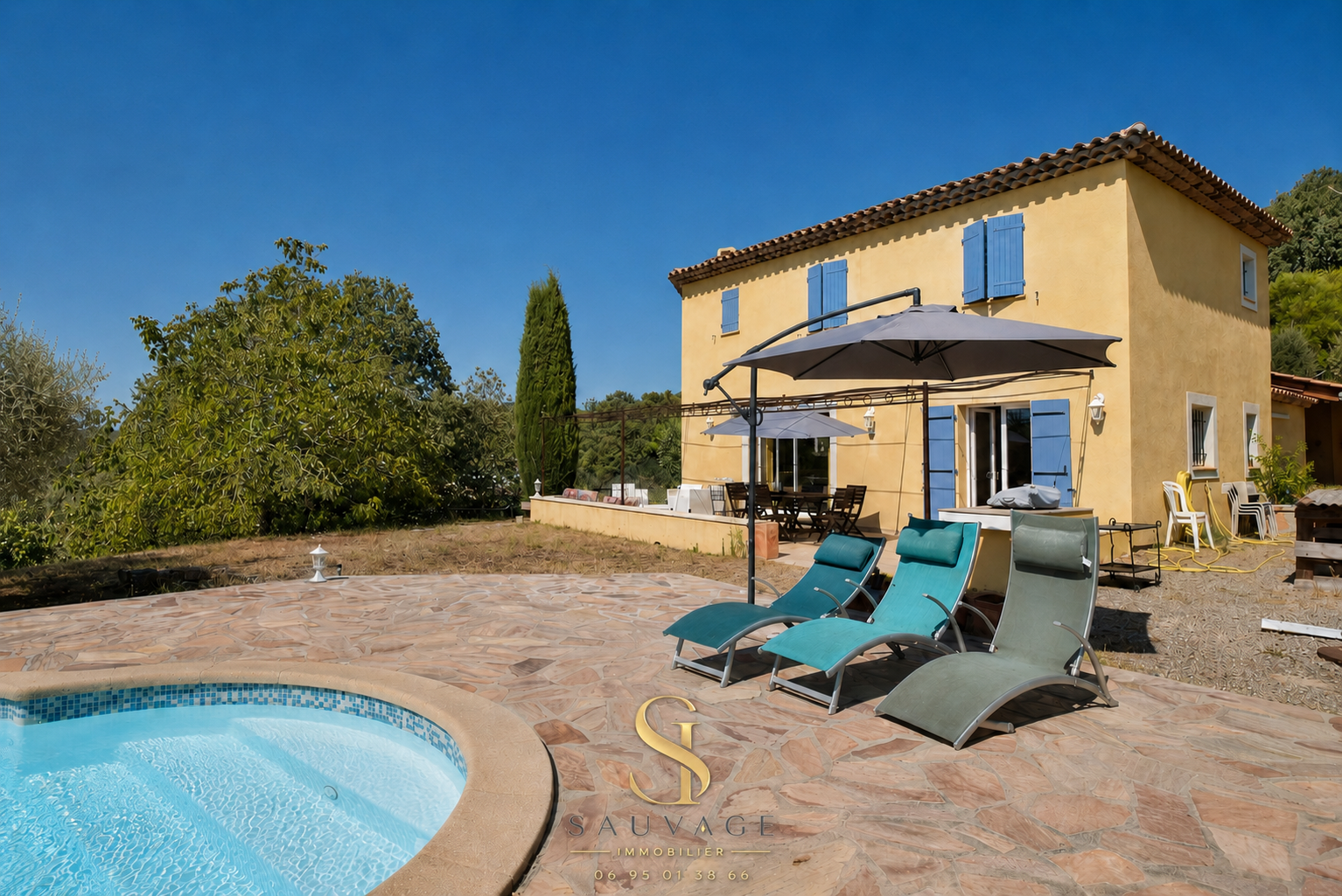 Family-run country house with swimming pool and sun loungers in Draguignan, La Vaugine district.