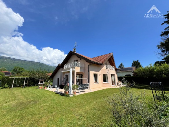 Detached house of 175 m2 with garden in Sergy, mountain view.