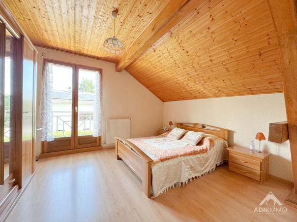 Spacious room with double bed and natural light, house in Sergy.