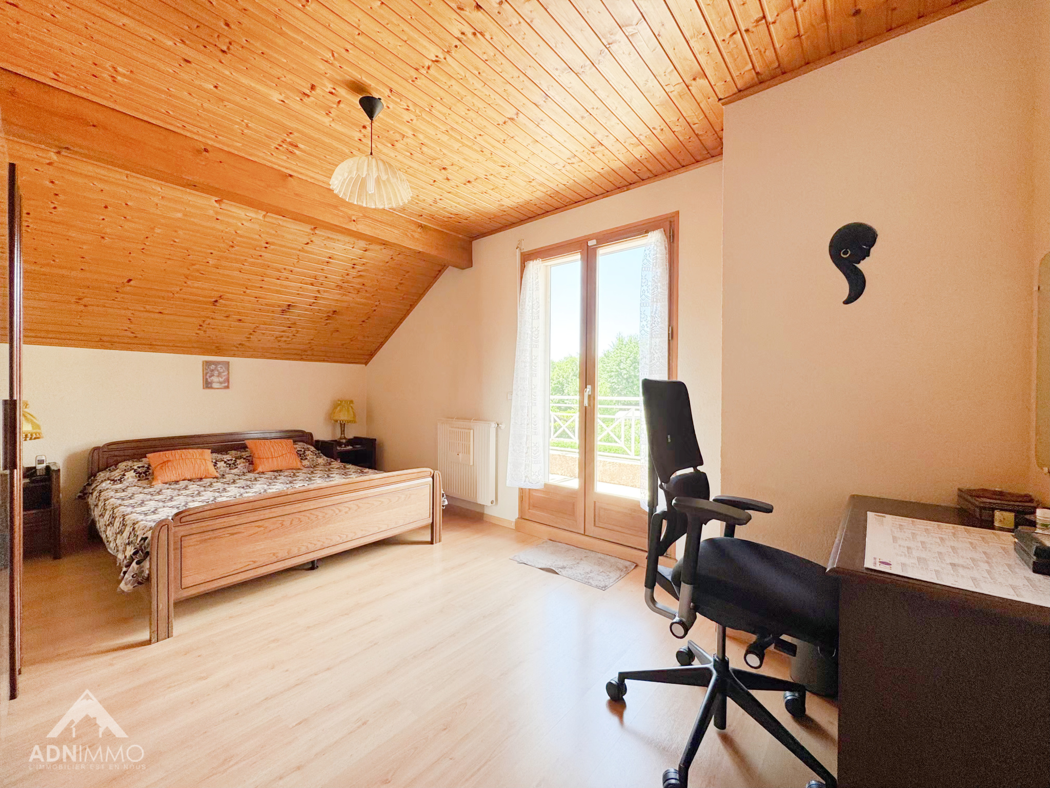 Room in a house in Sergy Spacious room with bed, desk and access to a balcony in a house in Sergy.
