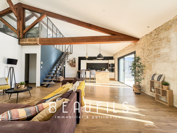 Loft spacieux avec poutres apparentes et espace de vie lumineux à Mauguio.