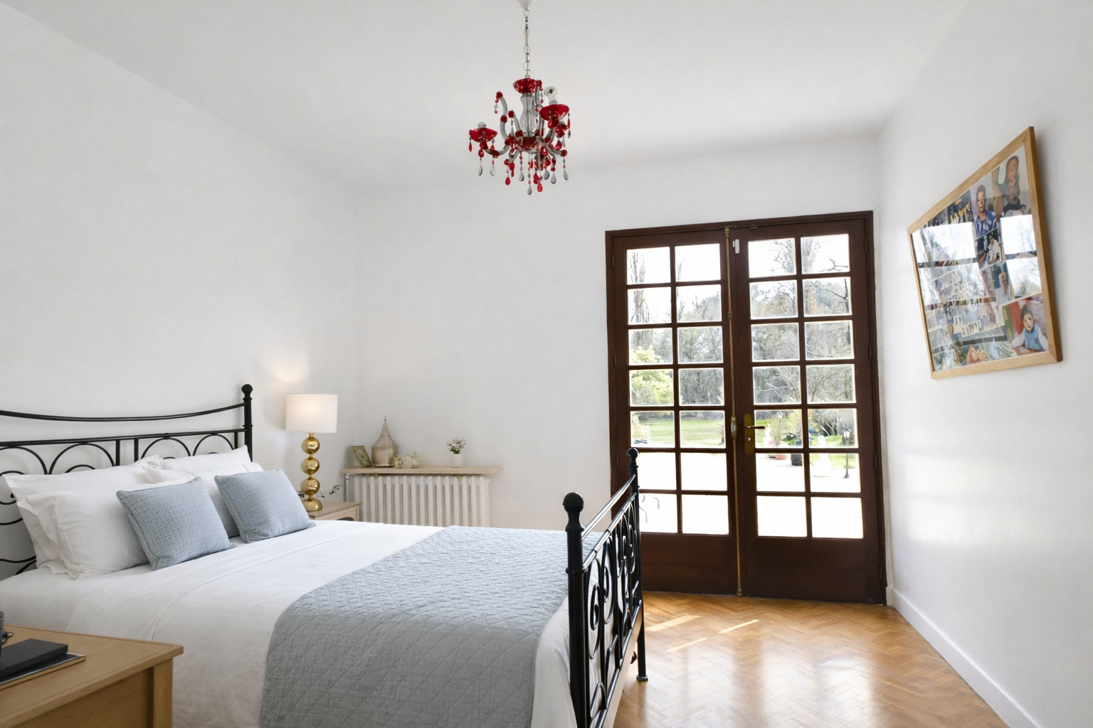 Room in the property in Gradignan Bright room with bed and French doors opening onto the garden.