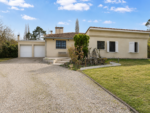 Single-storey house in Gradignan with garden and entrance, on a plot of 6000 m2.