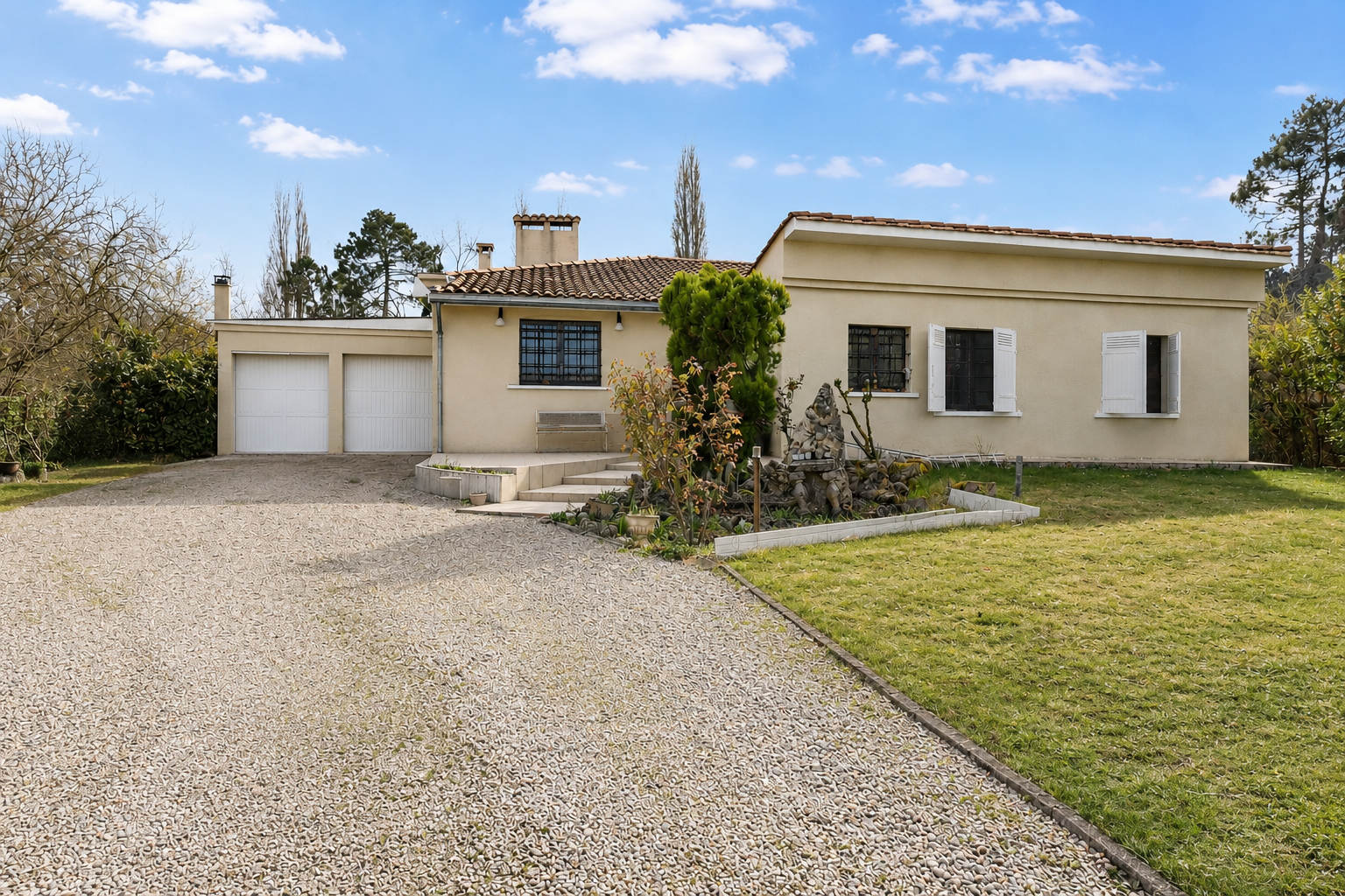 Property in Gradignan Single-storey house in Gradignan with garden and entrance, on a plot of 6000 m2.