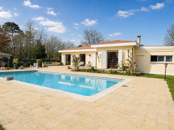 Single-storey property with swimming pool in Gradignan, surrounded by a wooded garden.