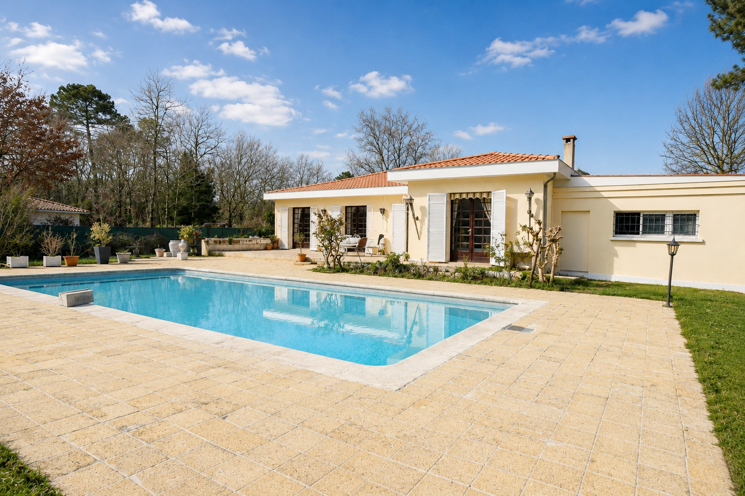 Property with swimming pool in Gradignan Single-storey property with swimming pool in Gradignan, surrounded by a wooded garden.