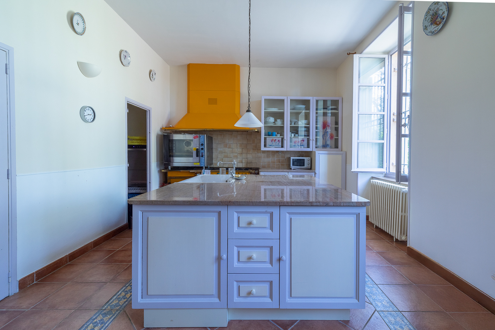 Castle kitchen in Pézenas Modern kitchen with a central island and appliances in a castle in Pézenas.