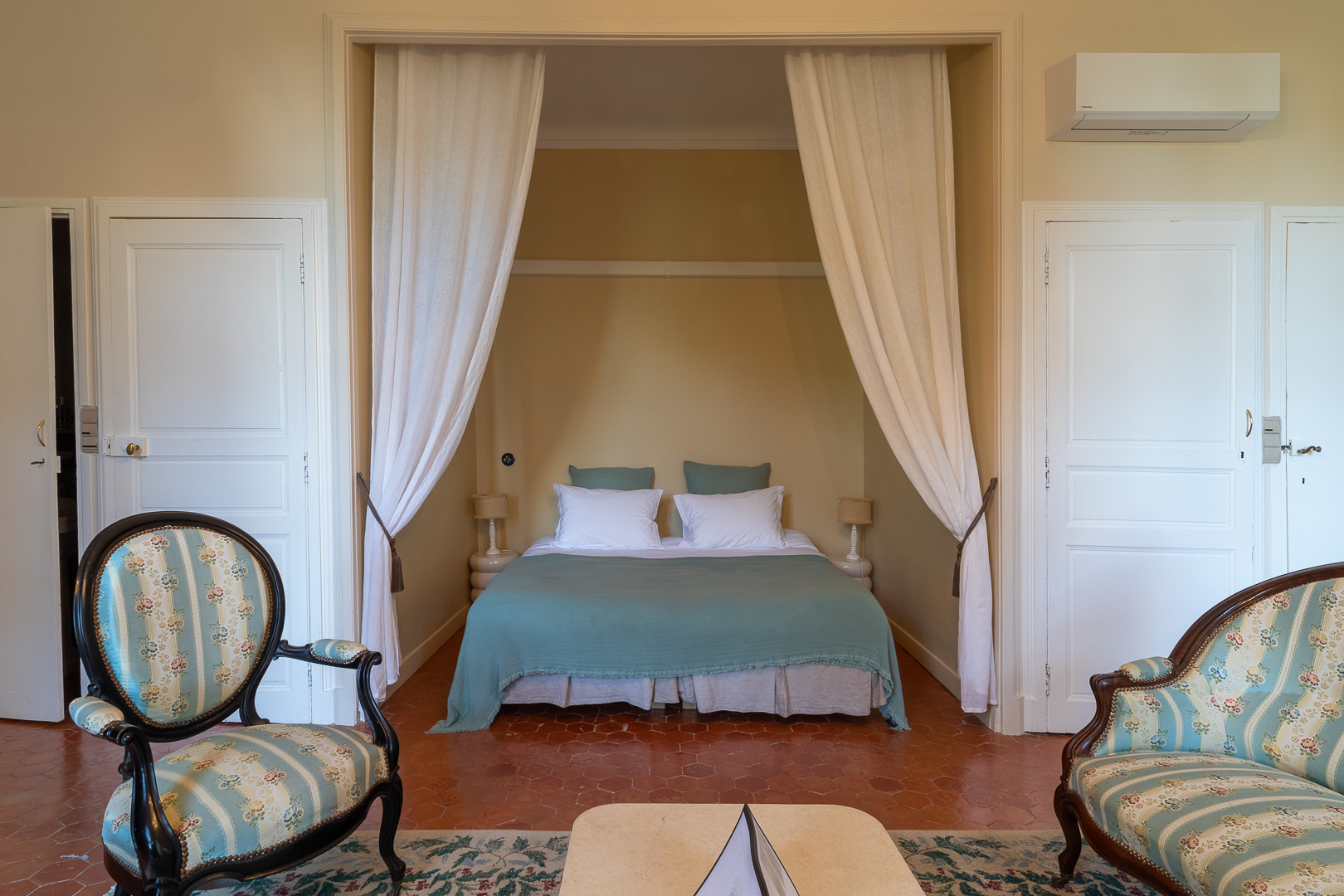 Exceptional castle room in Pézenas Room in a restored castle with a double bed and armchairs, tastefully decorated.