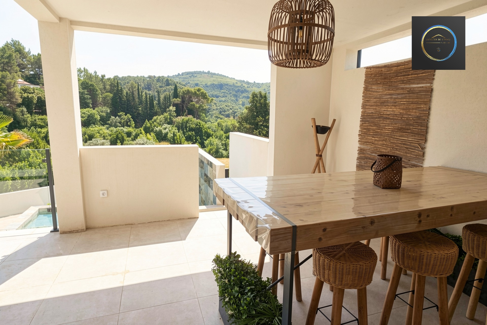 Terrace of a contemporary villa Terrace of a contemporary villa with views of nature in Clermont-l'Hérault.