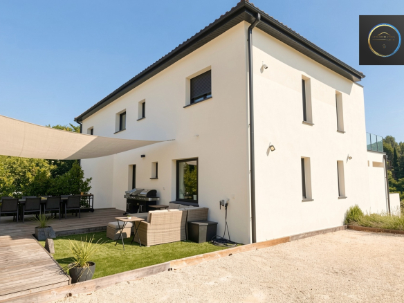 Contemporary villa in Clermont-l'Hérault with terrace and outdoor space.