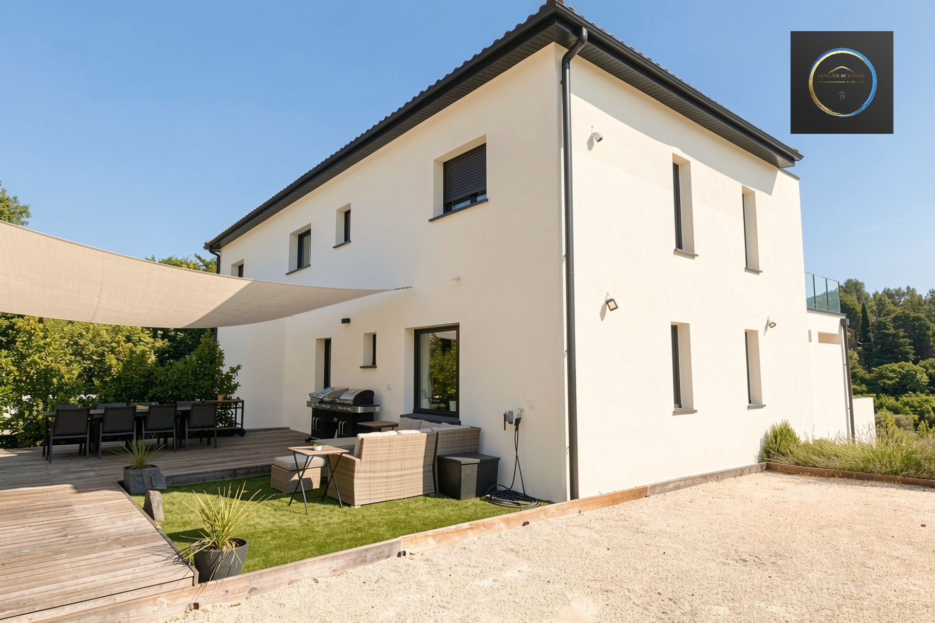 Contemporary villa in Clermont-l'Hérault Contemporary villa in Clermont-l'Hérault with terrace and outdoor space.