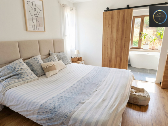 Room in a contemporary villa with double bed and natural light in Clermont-l'Hérault.