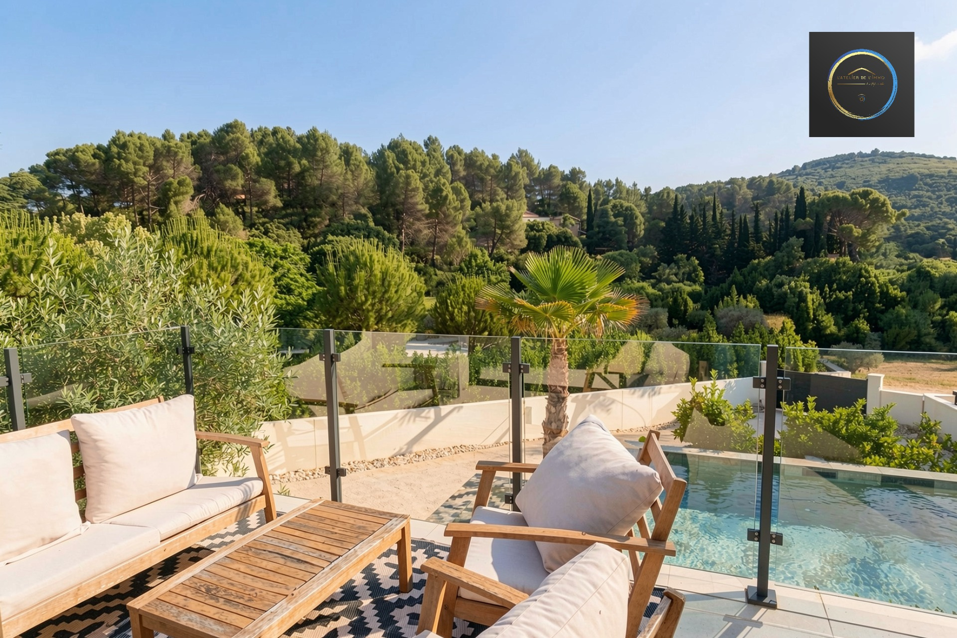 Terrace of a contemporary villa in Clermont-l'Hérault Terrace of a contemporary villa with swimming pool and views of nature in Clermont-l'Hérault.