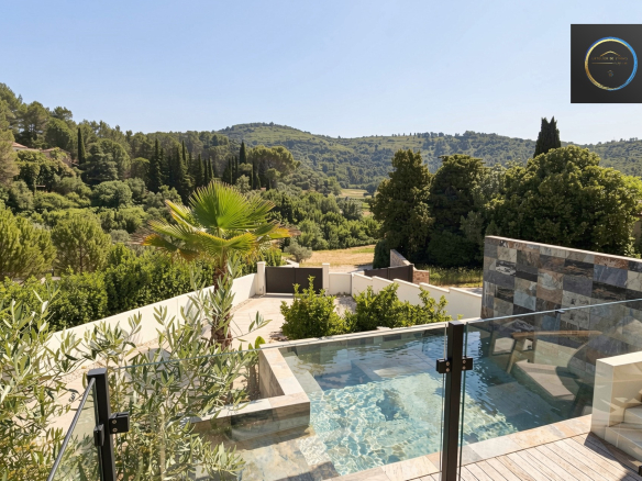 View of a contemporary villa with swimming pool and green landscape in Clermont-l'Hérault.