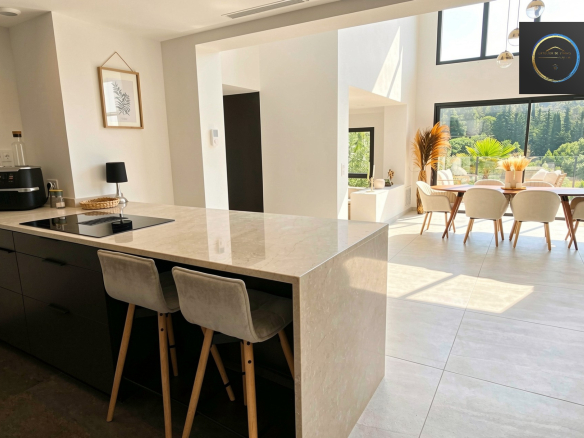 Interior of a contemporary villa in Clermont-l'Hérault with modern kitchen and bright dining room.