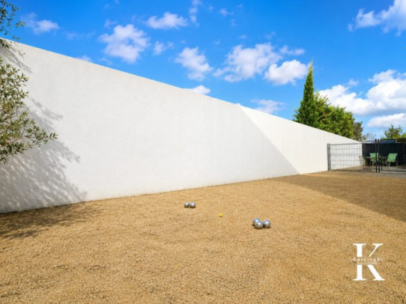 Petanque court in a contemporary villa in Villeneuve-lès-Maguelone.