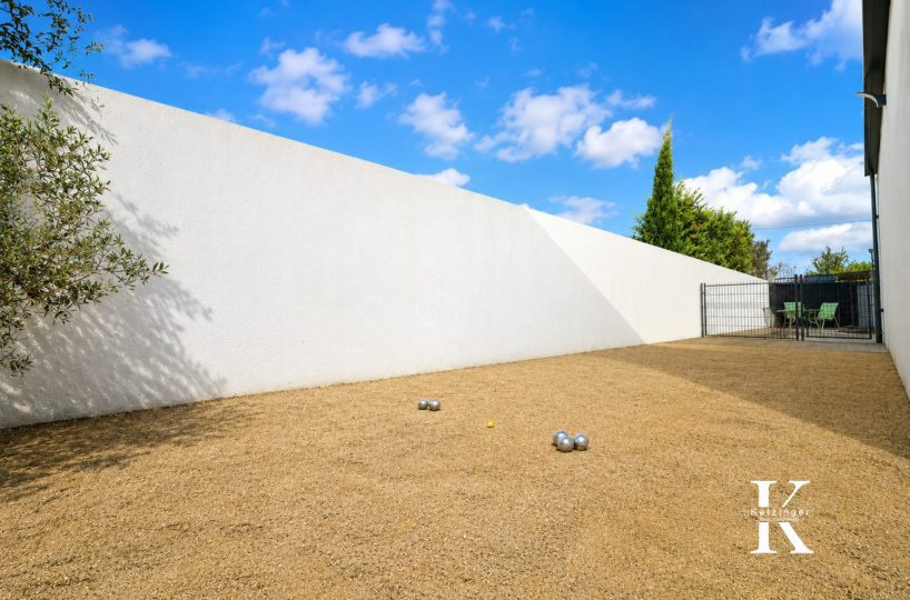 Petanque court in a contemporary villa in Villeneuve-lès-Maguelone.