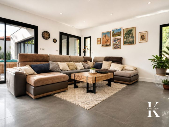 Interior of a contemporary villa with a spacious and modern living room in Villeneuve-lès-Maguelone.