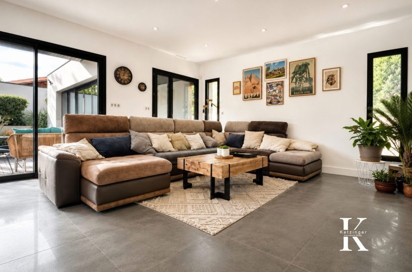 Interior of a contemporary villa with a spacious and modern living room in Villeneuve-lès-Maguelone.