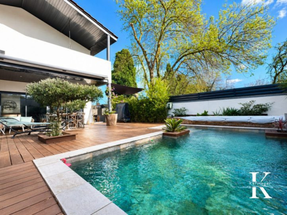 Contemporary villa with double swimming pool in Villeneuve-lès-Maguelone.