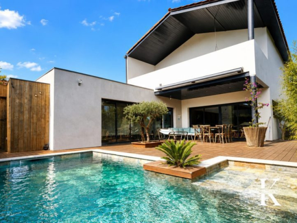 Contemporary villa with double swimming pool in Villeneuve-lès-Maguelone.