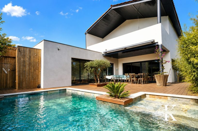 Contemporary villa with double swimming pool in Villeneuve-lès-Maguelone.