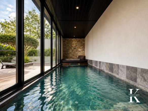 Interior of a contemporary villa with indoor pool in Villeneuve-lès-Maguelone.