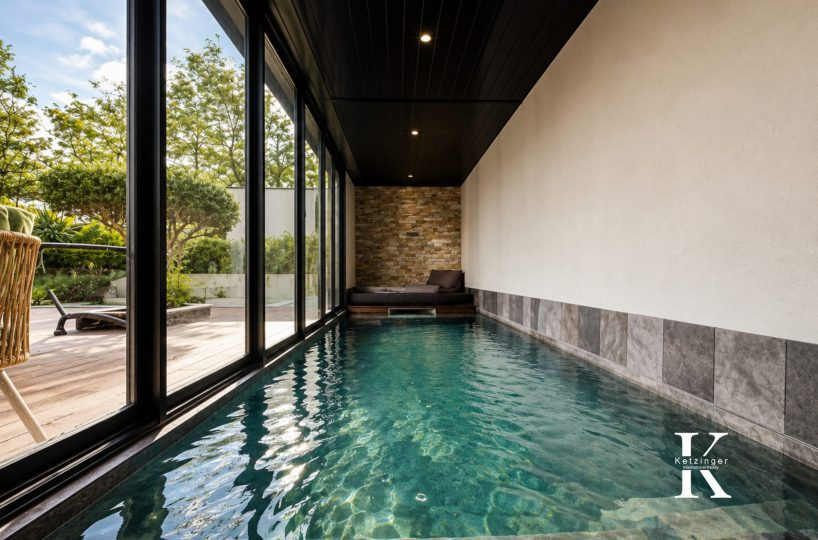Interior of a contemporary villa with indoor pool in Villeneuve-lès-Maguelone.
