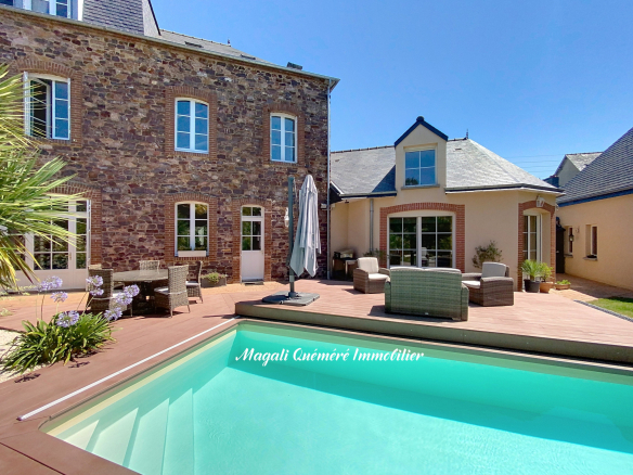 Maison de maître en pierres avec piscine et terrasse à Montfort-sur-Meu, France.