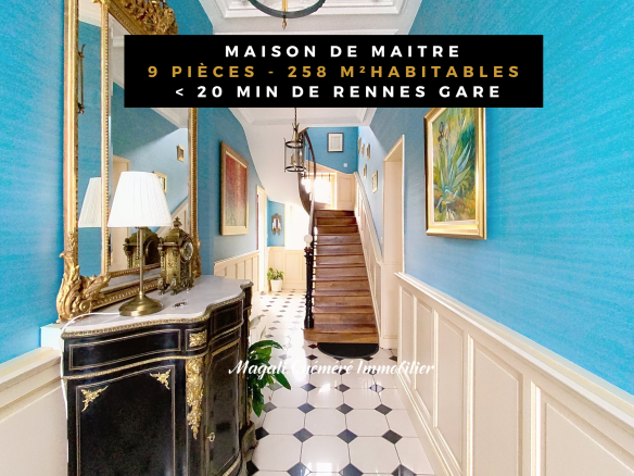 Intérieur d'une maison de maître avec un hall d'entrée spacieux, escalier et décoration élégante.