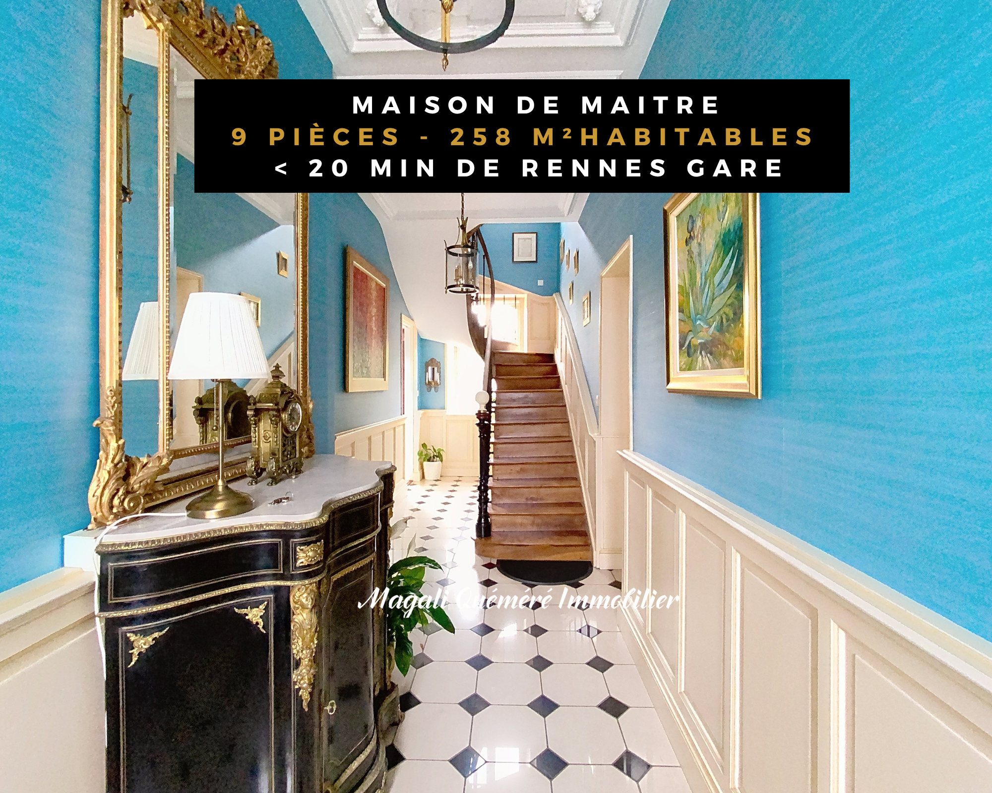 Intérieur d'une maison de maître avec un hall d'entrée spacieux, escalier et décoration élégante.