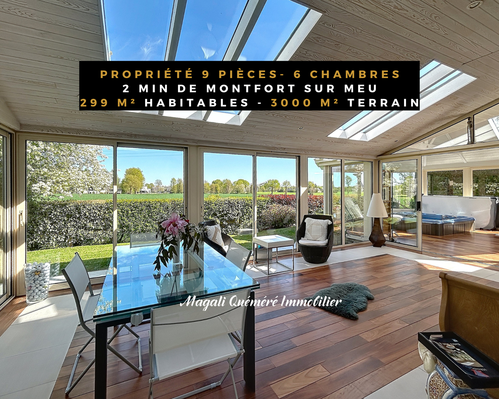 Intérieur d'une maison spacieuse avec de grandes fenêtres et une vue sur la campagne.