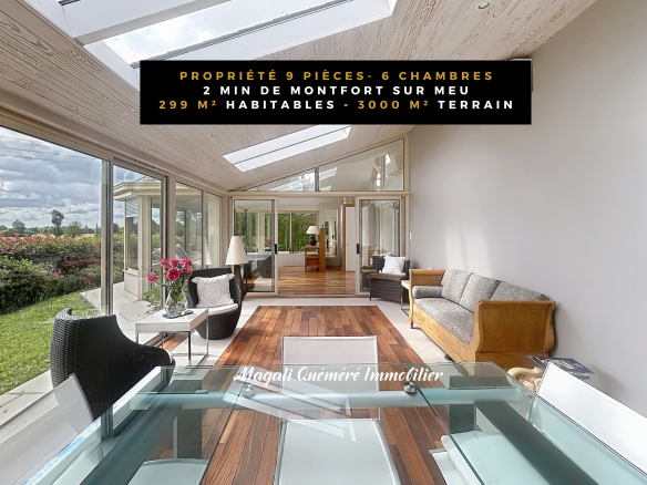 Intérieur d'une maison spacieuse avec de grandes baies vitrées et un salon lumineux.