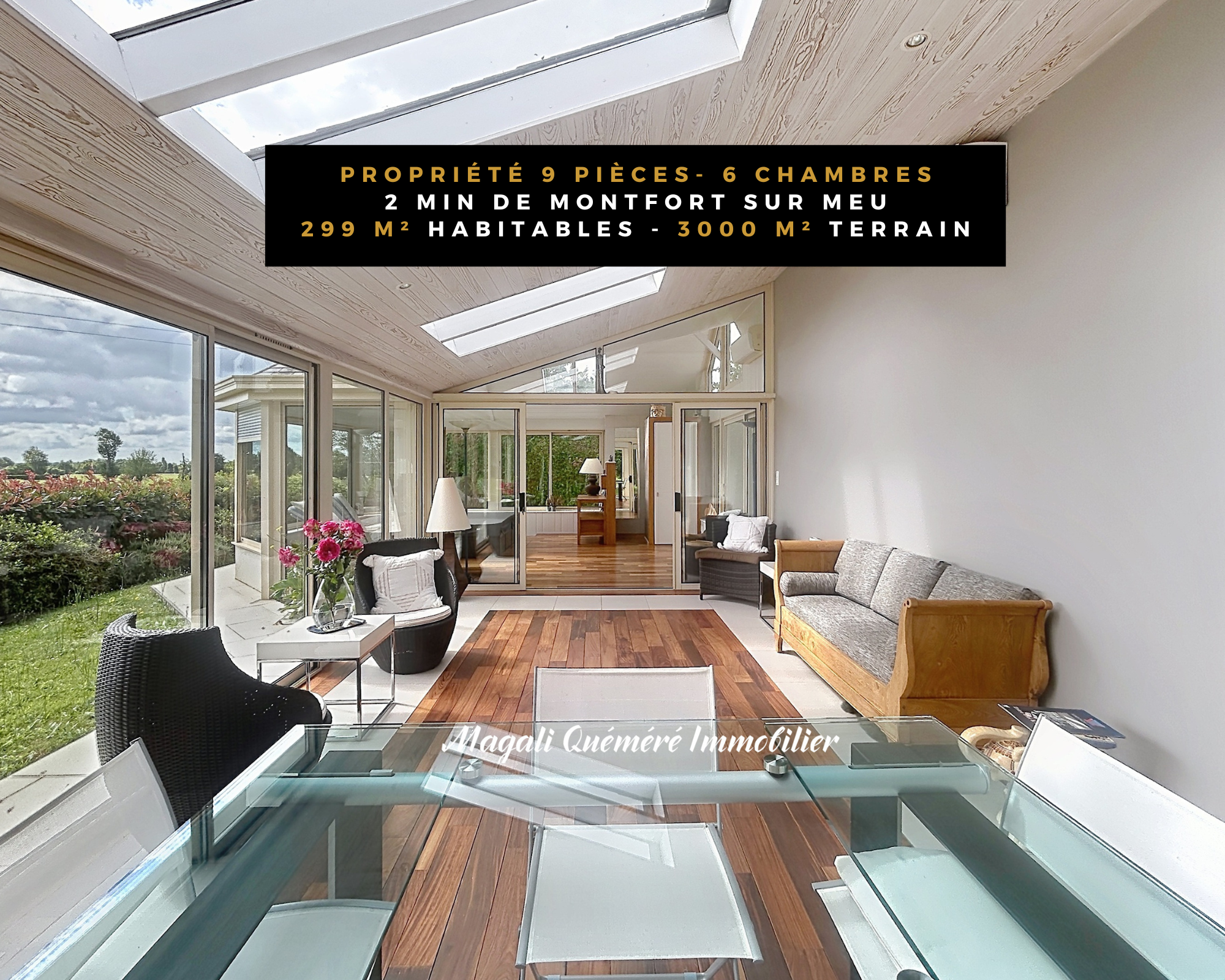 Intérieur d'une maison spacieuse avec de grandes baies vitrées et un salon lumineux.