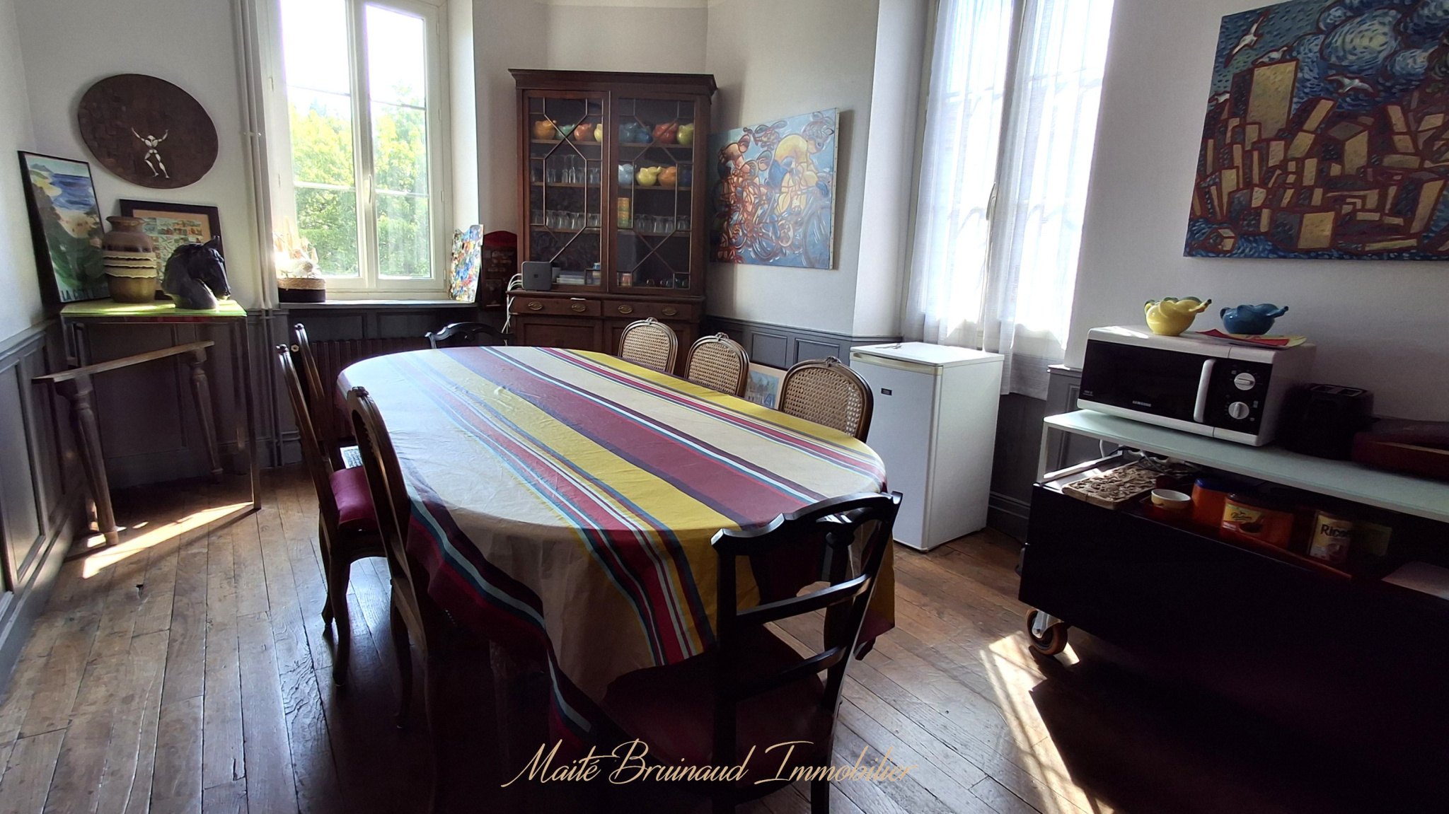 Intérieur d'une maison à Ustaritz avec une grande table à manger et des meubles anciens.