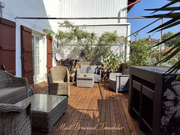 Terrasse en bois avec mobilier de jardin dans une maison à Ustaritz.