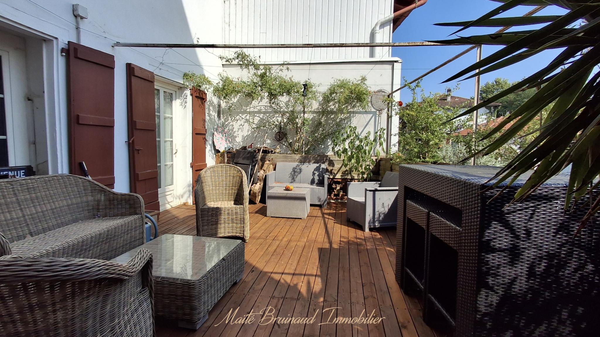 Terrasse en bois avec mobilier de jardin dans une maison à Ustaritz.