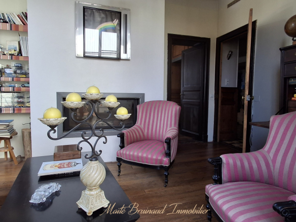 Intérieur d'une maison de caractère à Ustaritz avec salon et cheminée.