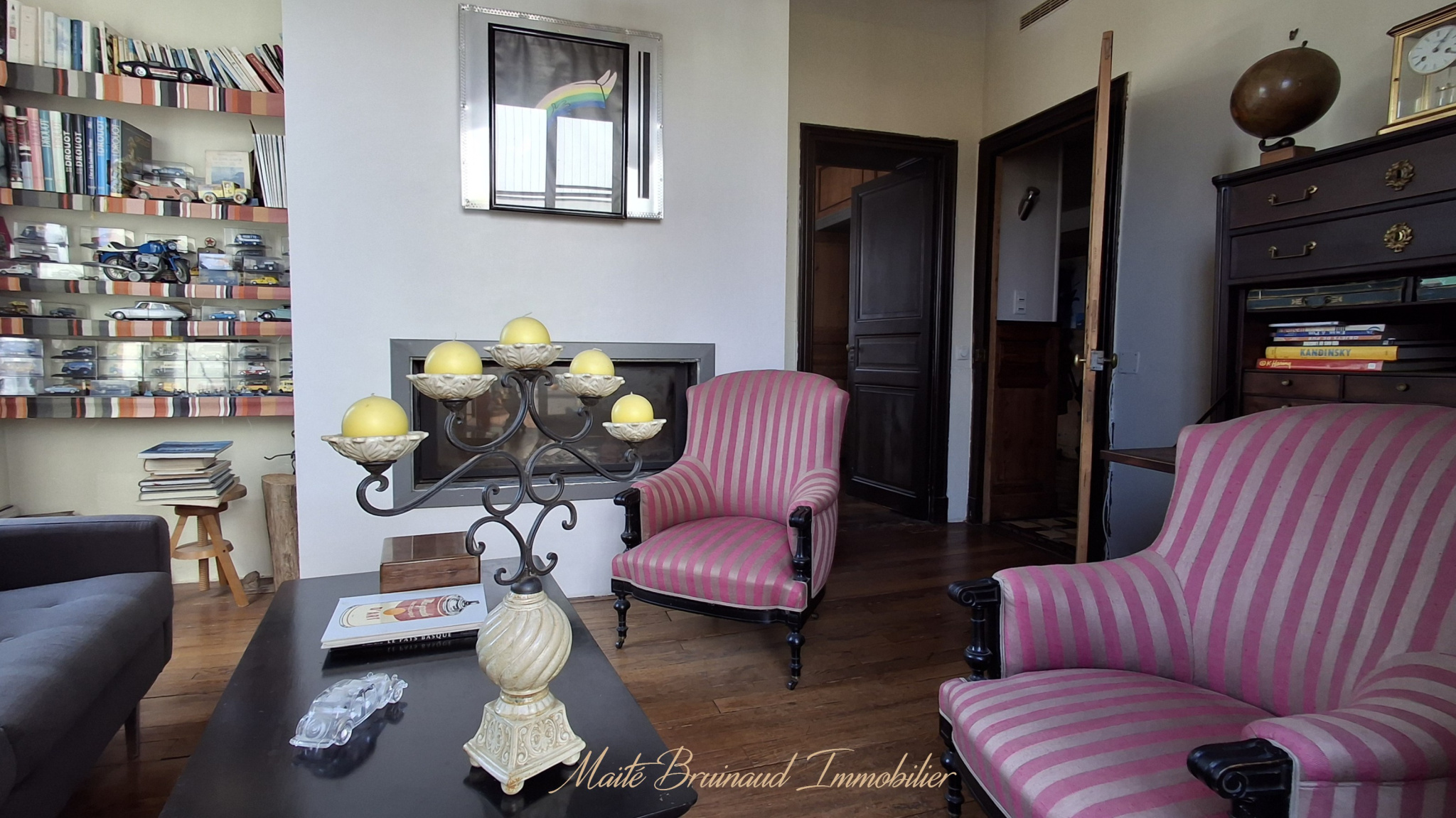 Intérieur d'une maison de caractère à Ustaritz avec salon et cheminée.