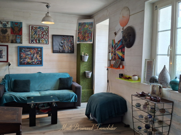 Intérieur d'une maison de caractère à Ustaritz avec décoration artistique et mobilier moderne.
