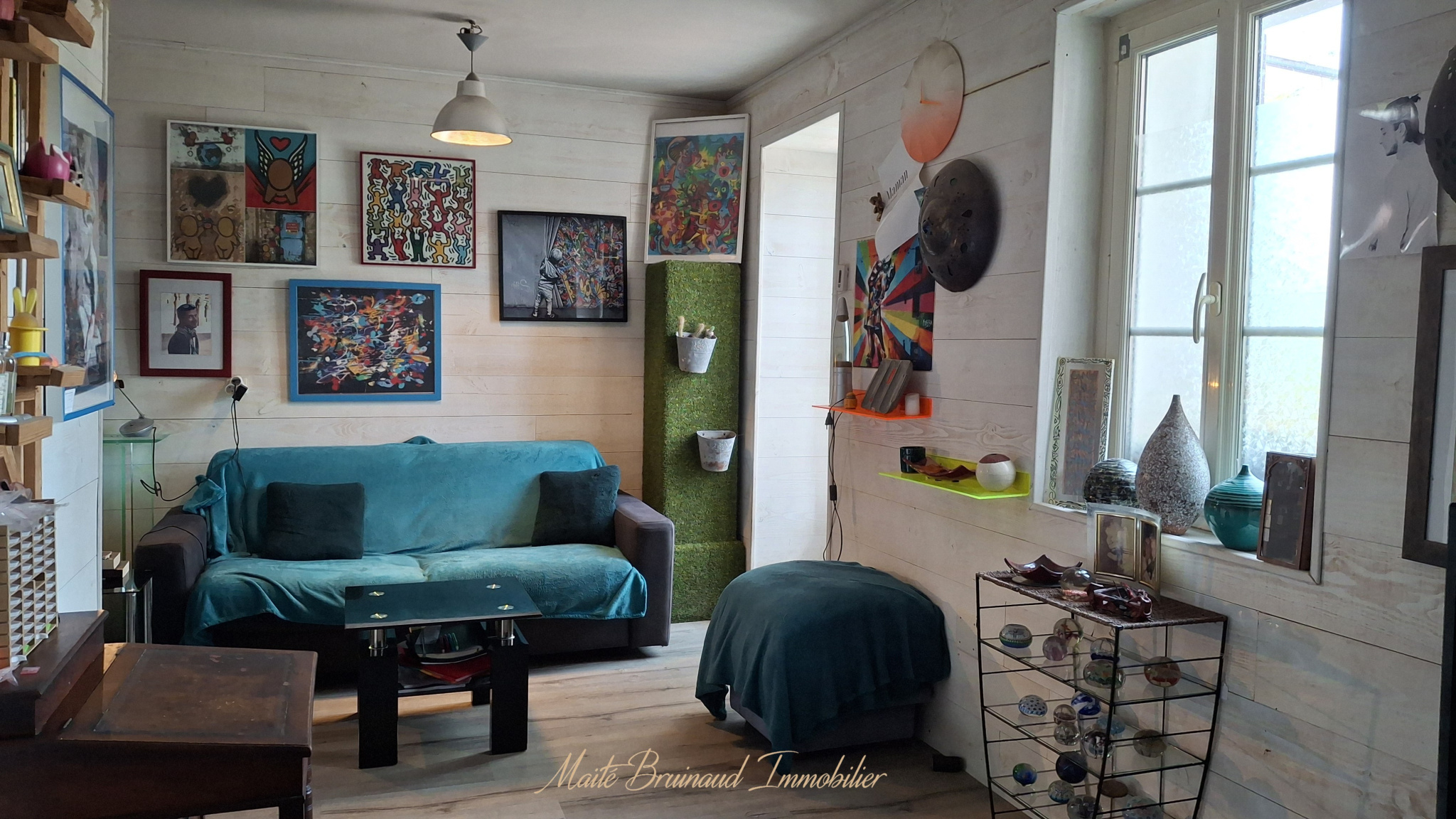 Intérieur d'une maison de caractère à Ustaritz avec décoration artistique et mobilier moderne.