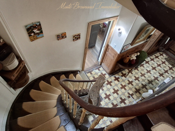Escalier en colimaçon dans une maison de caractère à Ustaritz, vue depuis le haut.
