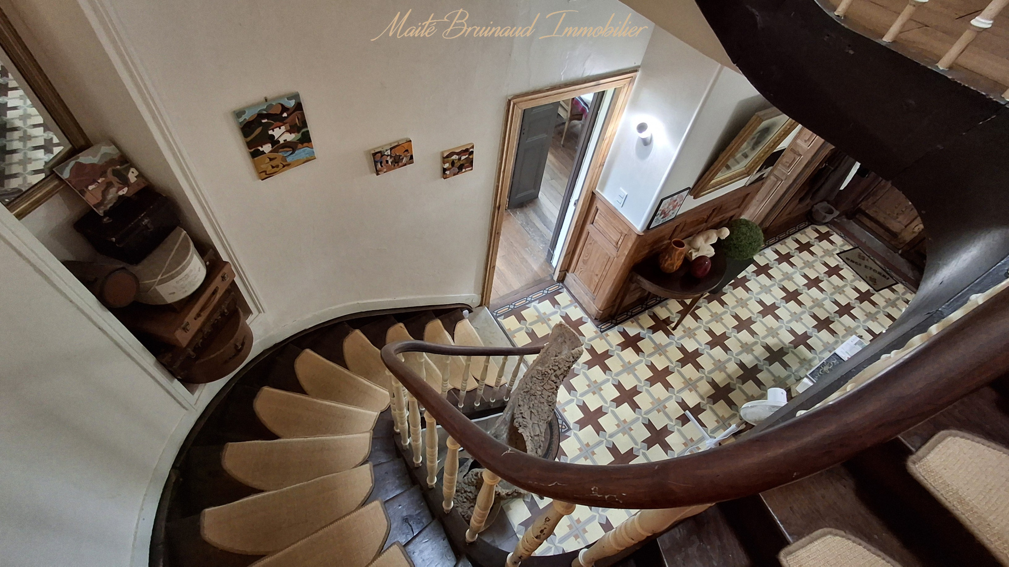 Escalier en colimaçon dans une maison de caractère à Ustaritz, vue depuis le haut.